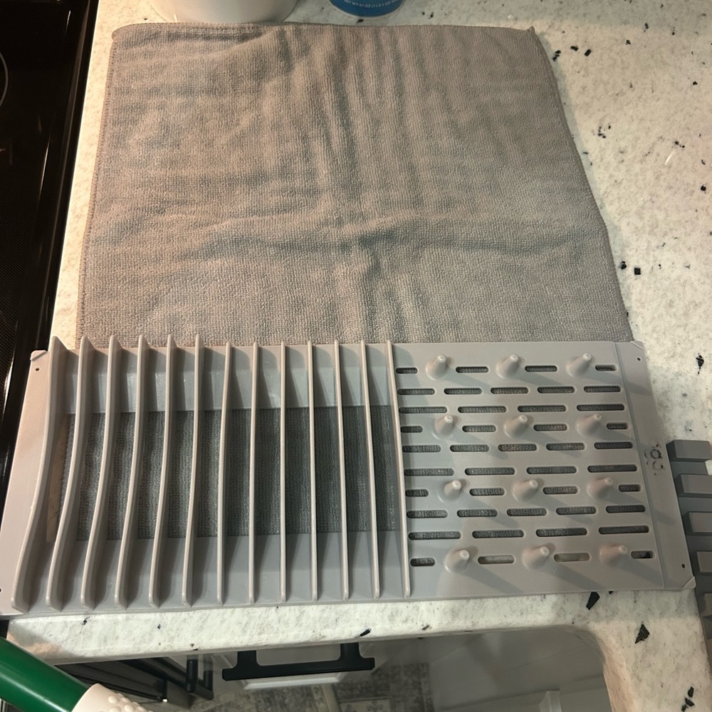 Gray drying mat with plate rack